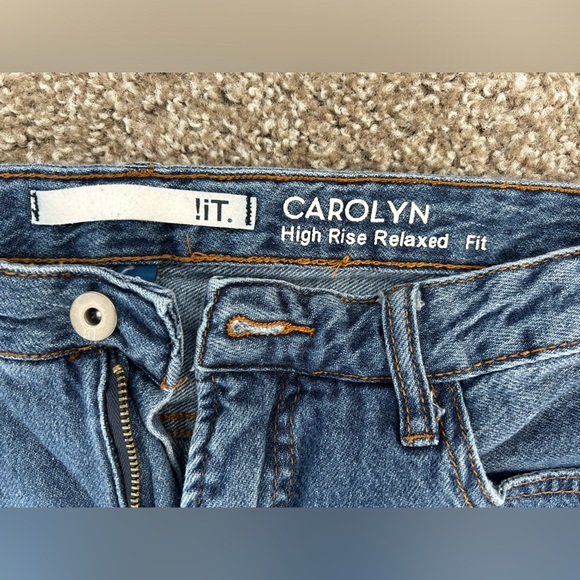 Women’s Size 8 High Rise Relaxed Fit Jeans - Picture 3 of 7